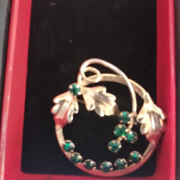 Vintage Gold Toned Grapevine Brooch Pin with Rhinestone Emeralds - Picture 4 of 4